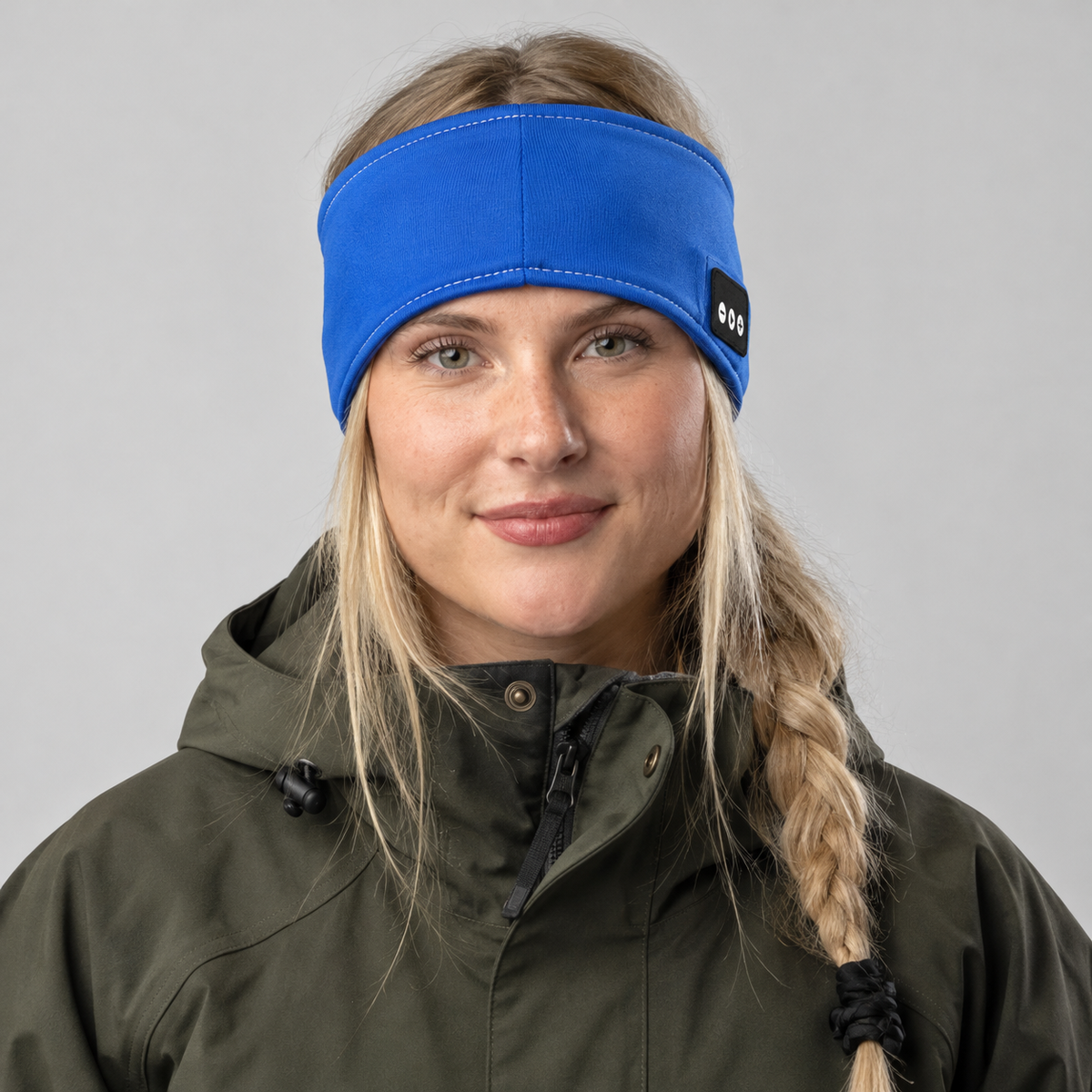 Kvinne med blått Bluetooth-pannebånd