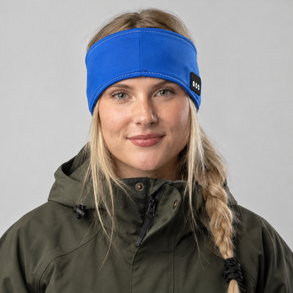 Kvinne med blått Bluetooth-pannebånd