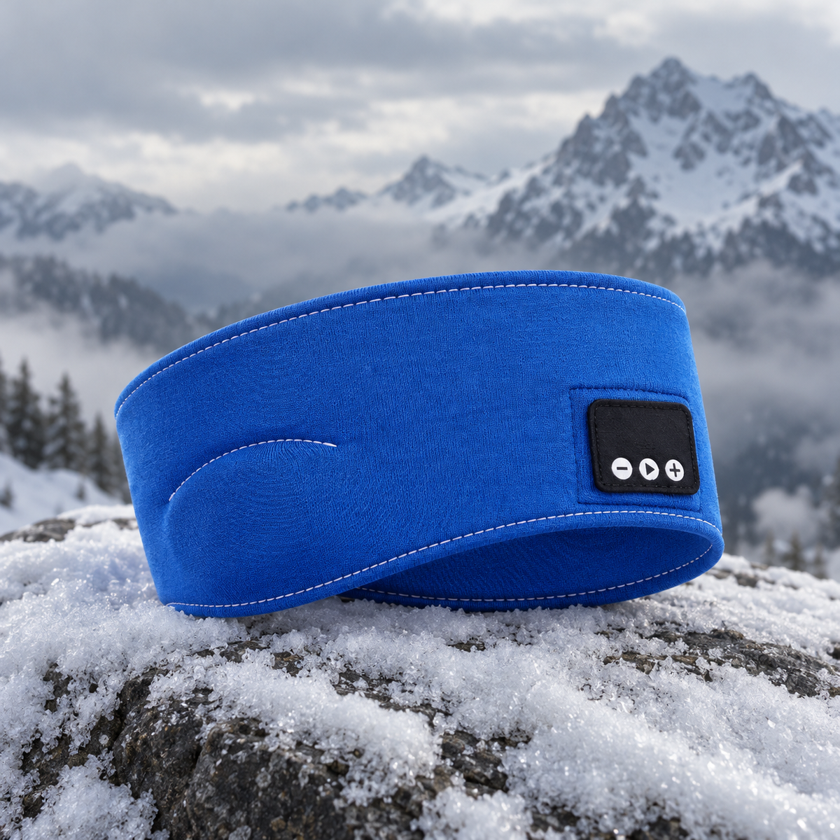 Blått Bluetooth-pannebånd på en snødekt stein på fjellet
