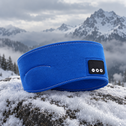 Blått Bluetooth-pannebånd på en snødekt stein på fjellet