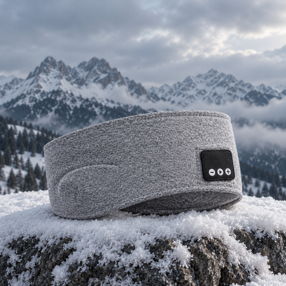 Grått Bluetooth-pannebånd på en snødekt stein på fjellet