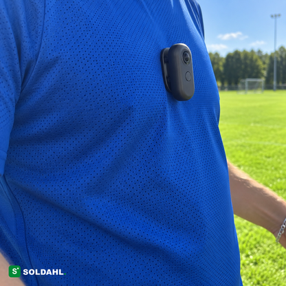 Soldahl Fånga på fotballkampen, magnetklemme på genseren