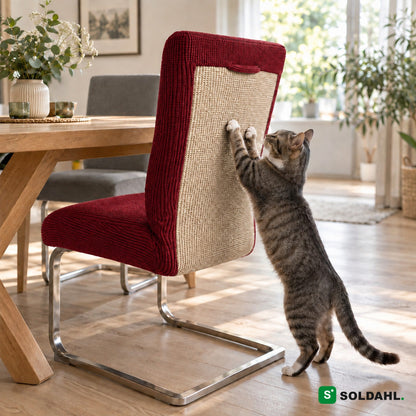Rødt stoltrekk med klorested i sisal på spisestol, katt klorer