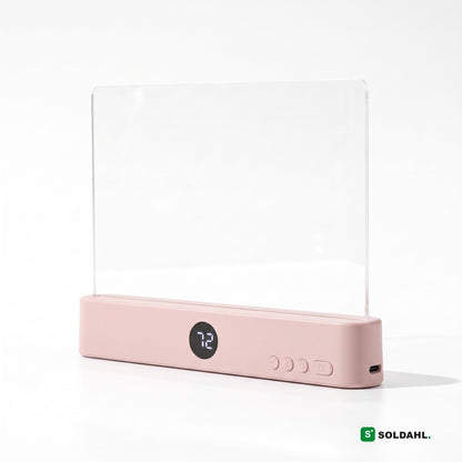 Soldahl Lesro i rosa, gjennomsiktig leselampe med lys rosa base, display og fire knapper på hvit bakgrunn