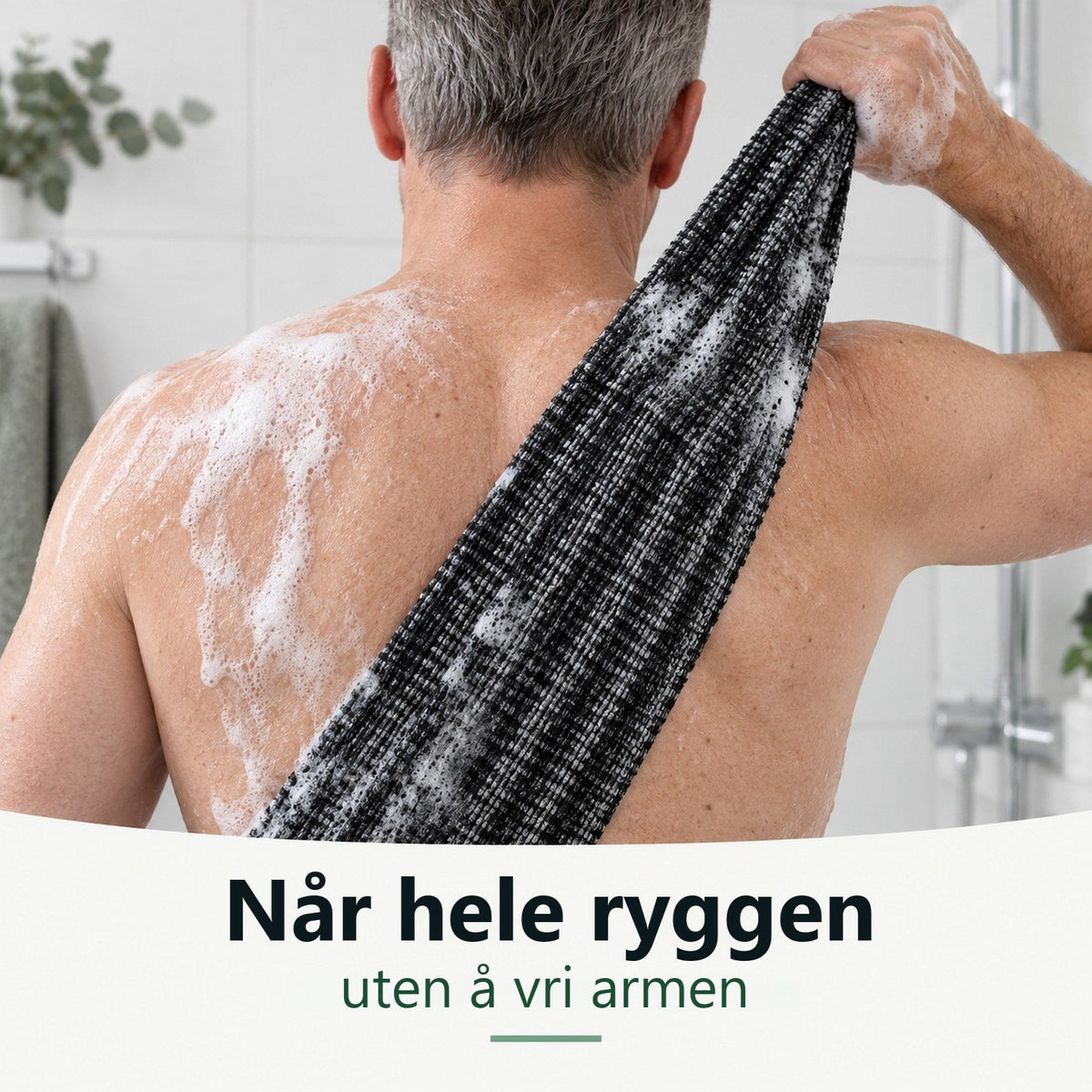 Mann skrubber øvre del av ryggen med det lange skrubbehåndkleet i dusjen