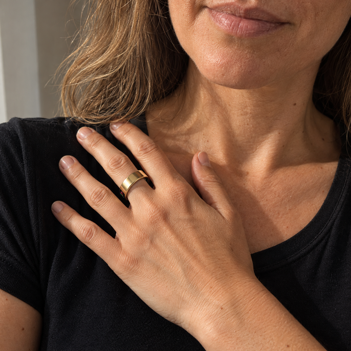 Kvinne med gullfarget smart ring på hånden