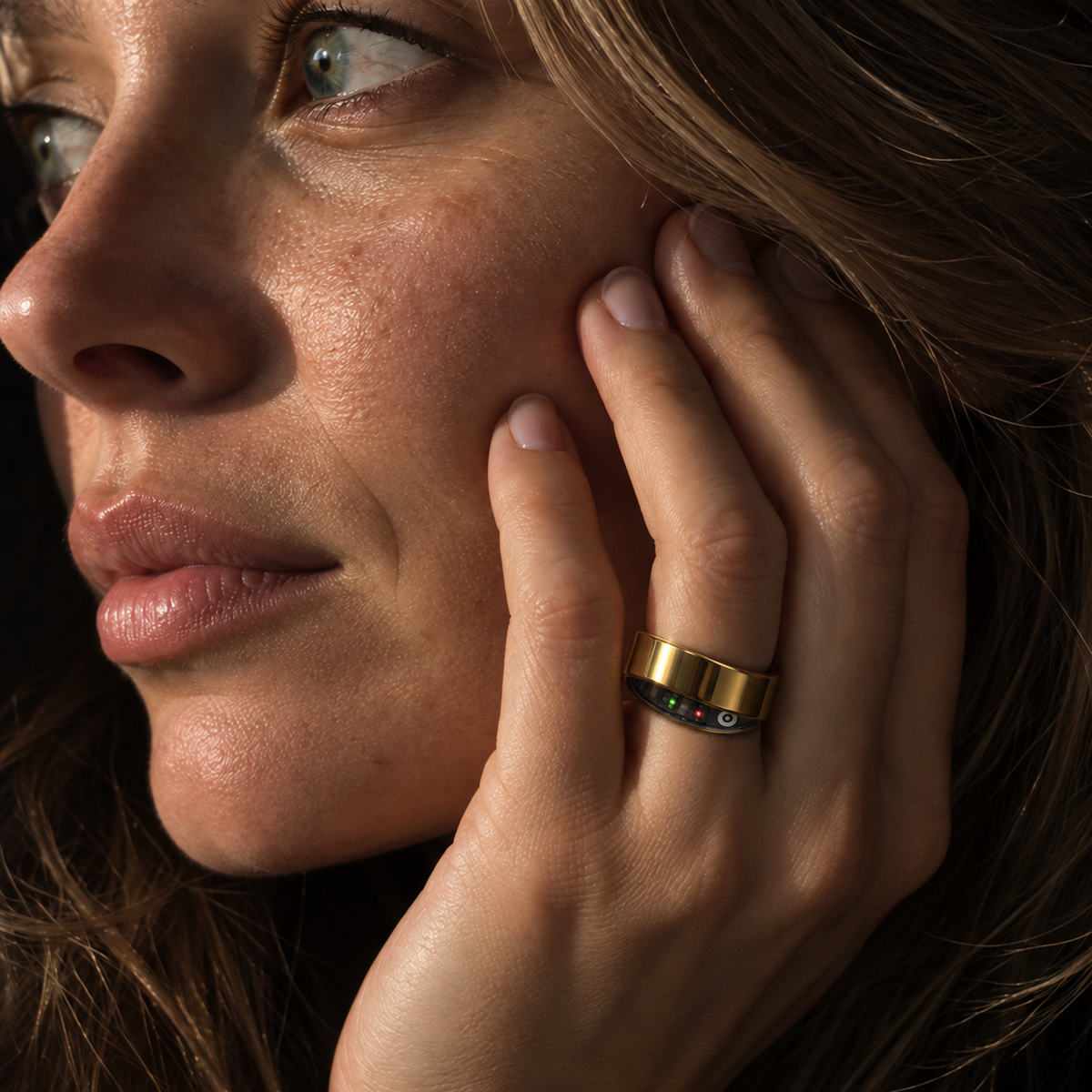Nærbilde av gullfarget smart ring