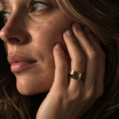 Nærbilde av gullfarget smart ring