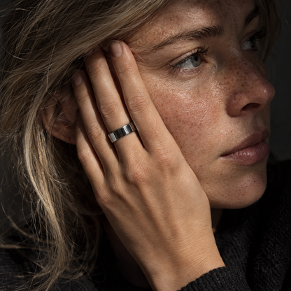 Sølvfarget smart ring i nærbilde