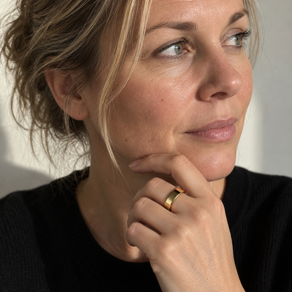 Kvinne med gullfarget Pulsring
