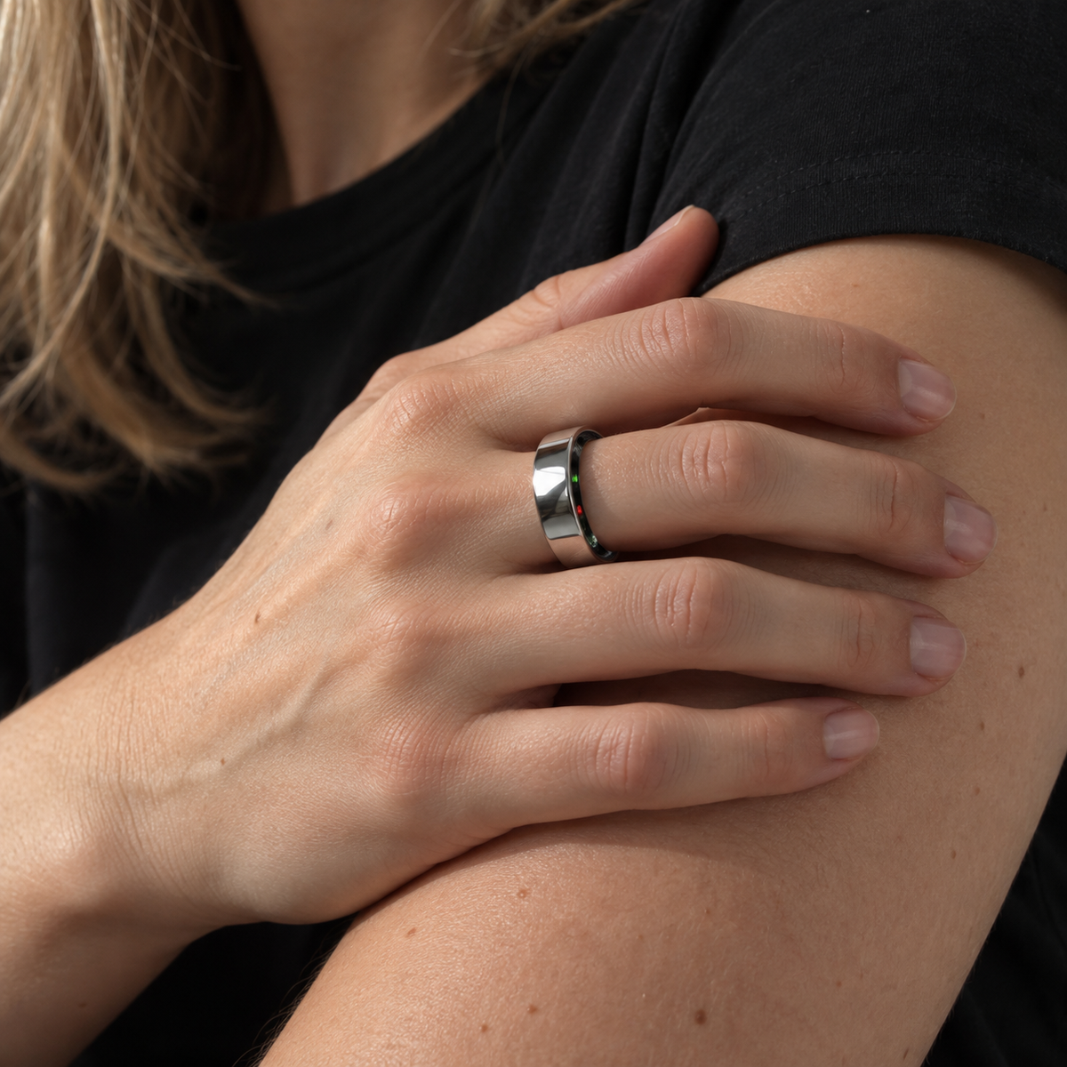 Sølvfarget smart ring på hånden