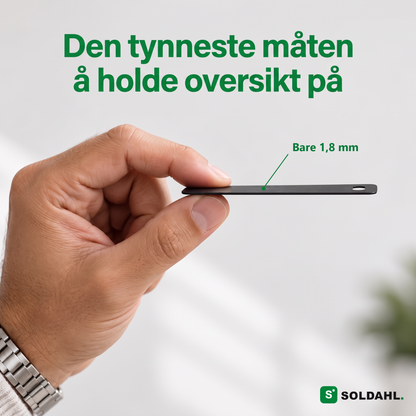 Hånd som holder sporingskortet fra siden for å vise at det bare er 1,8 mm tynt