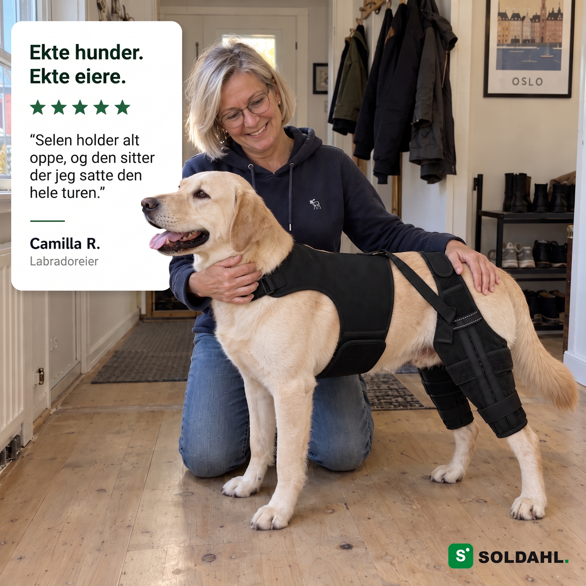 Kvinne klemmer labradoren sin som har på seg Lunkro, med kundesitat fra Camilla R.