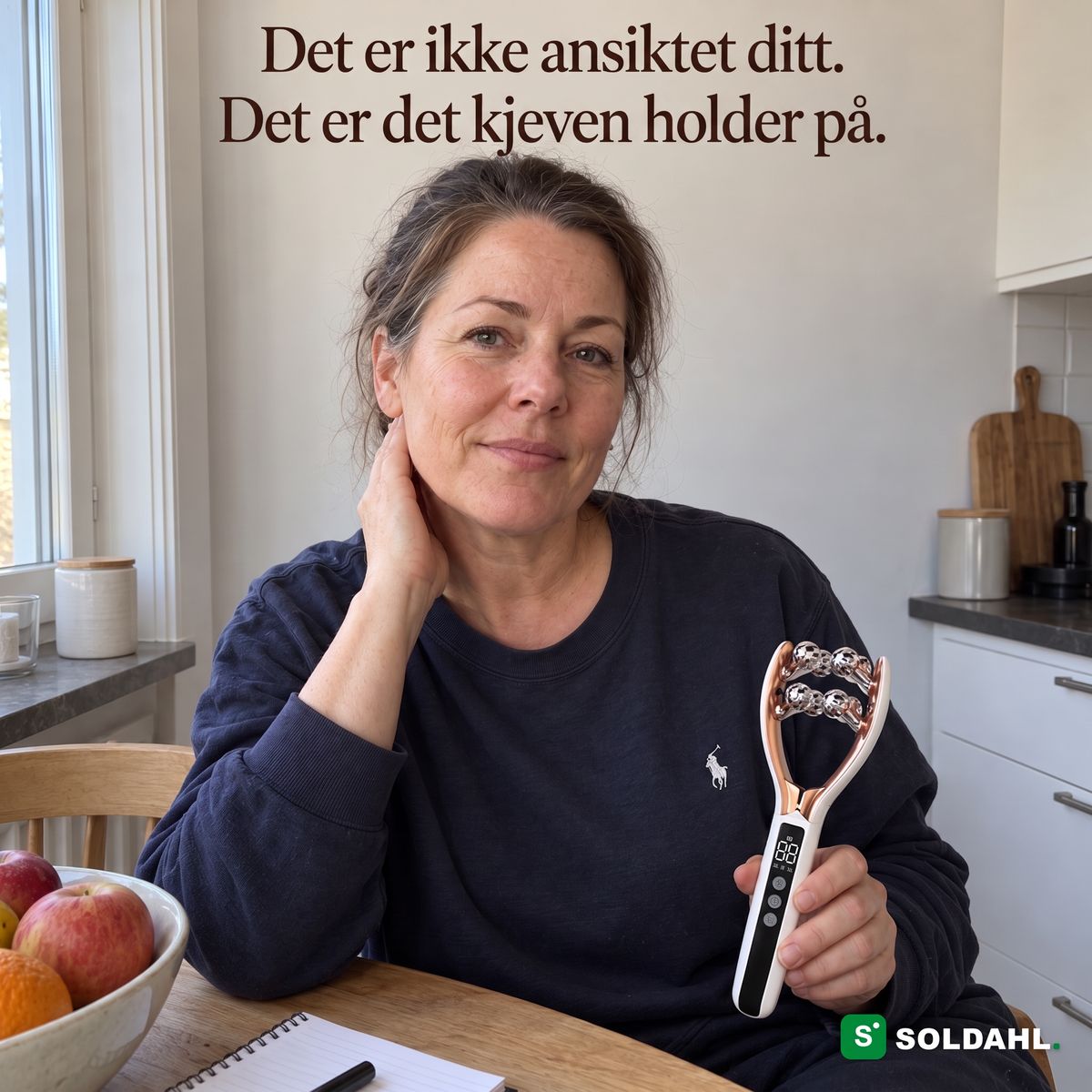Kvinne ved kjøkkenbordet med hånden mot kjeven holder Kjevero i fanget