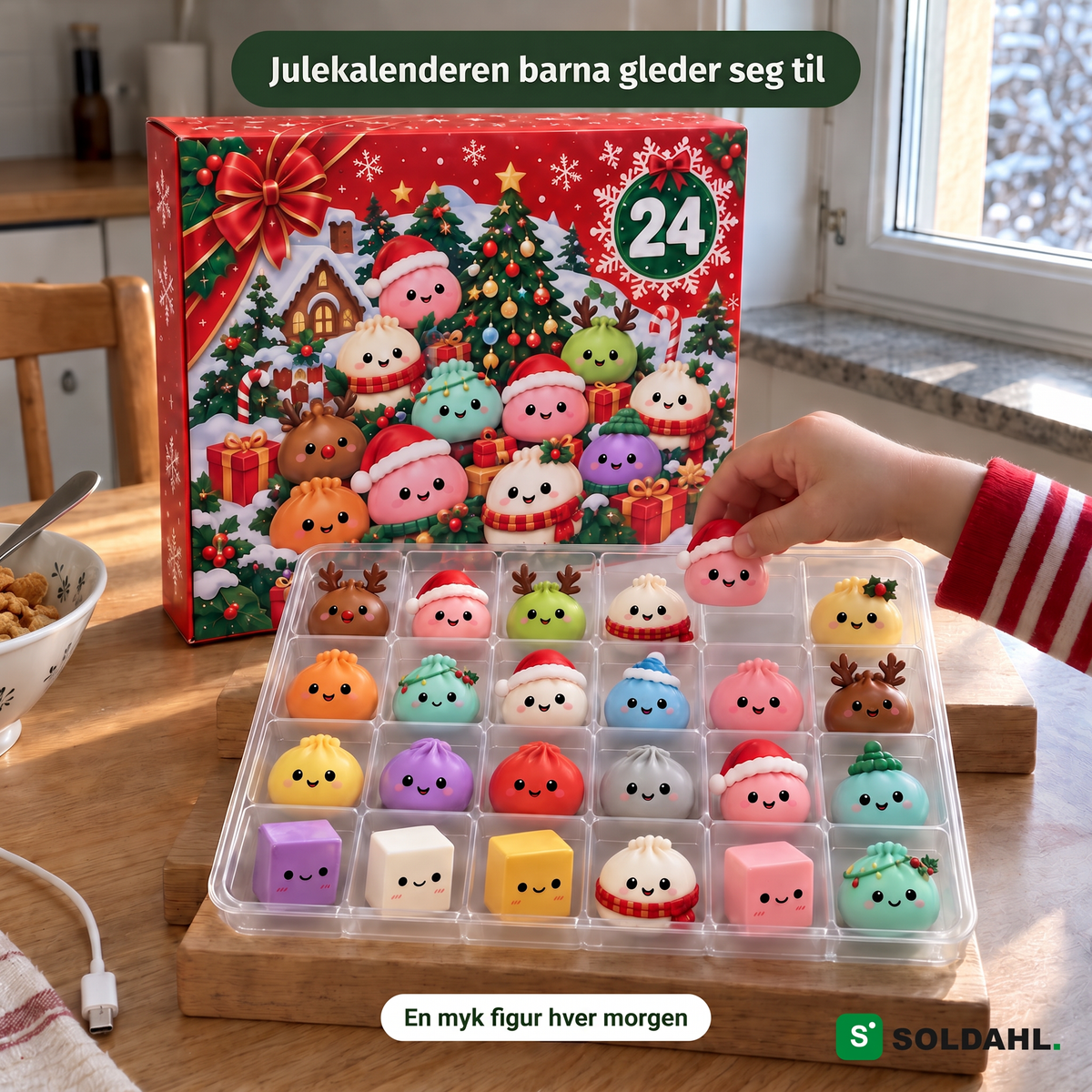 Barnehånd plukker dagens julefigur fra brettet foran gaveesken med 24 figurer