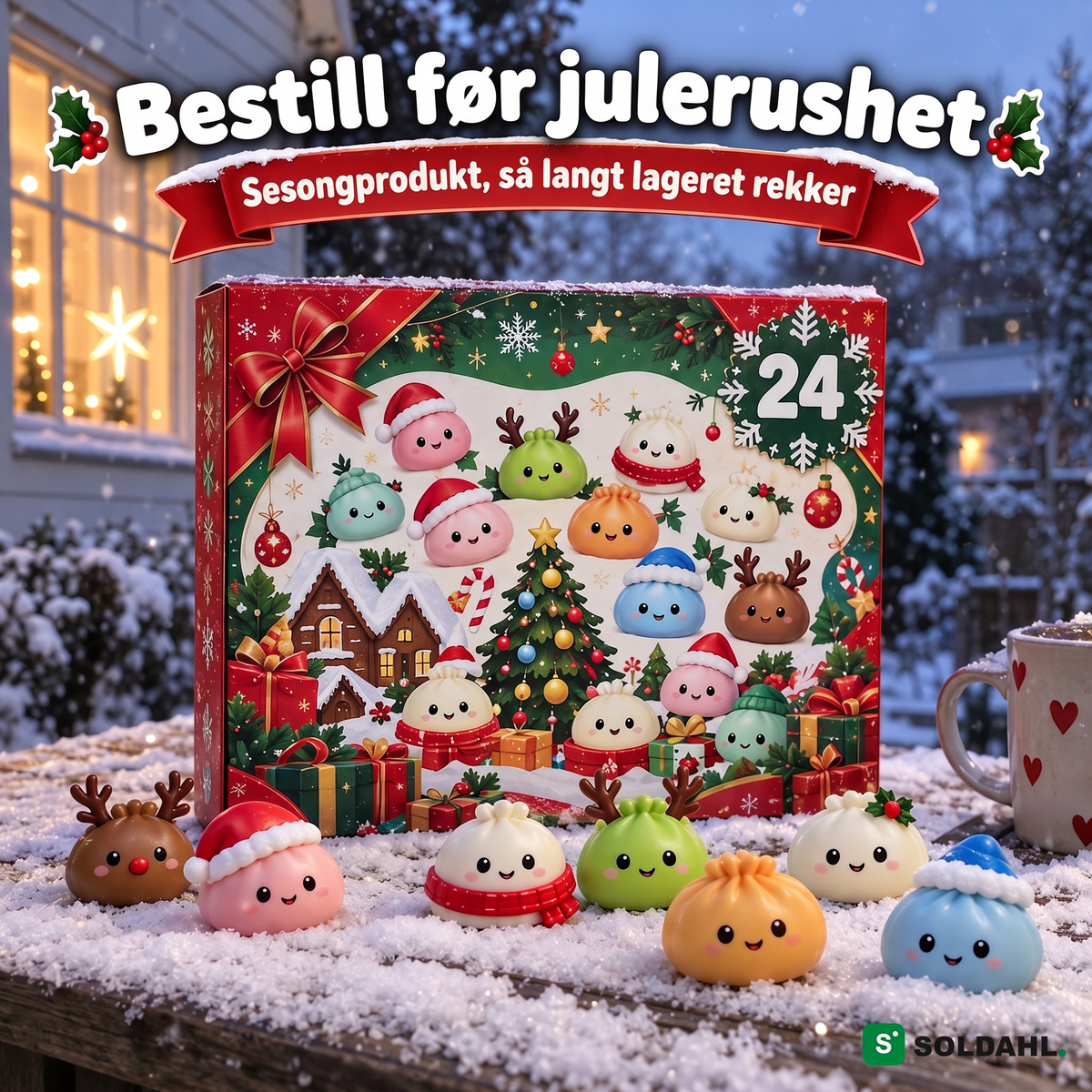 Julekalenderen med 24 figurer på et snødekt hagebord i vinterskumringen