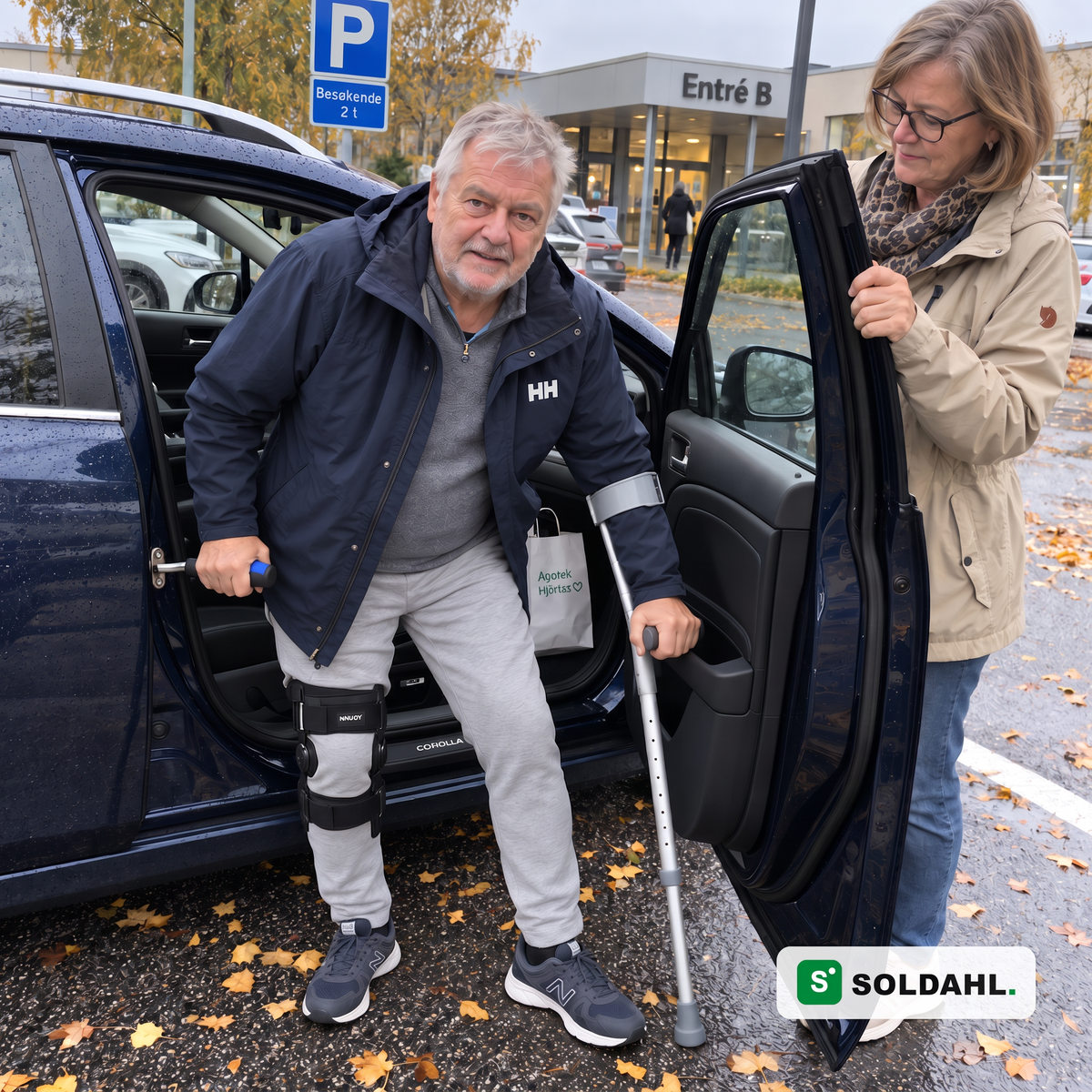 Mann med kneortose etter operasjon reiser seg ut av bilen med Stødro hektet i låsebøylen
