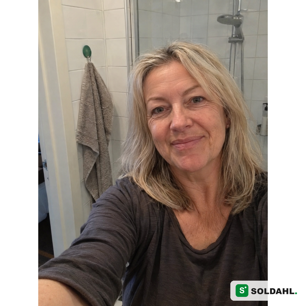 Kundeselfie på badet med Fastholm sugekoppkrok