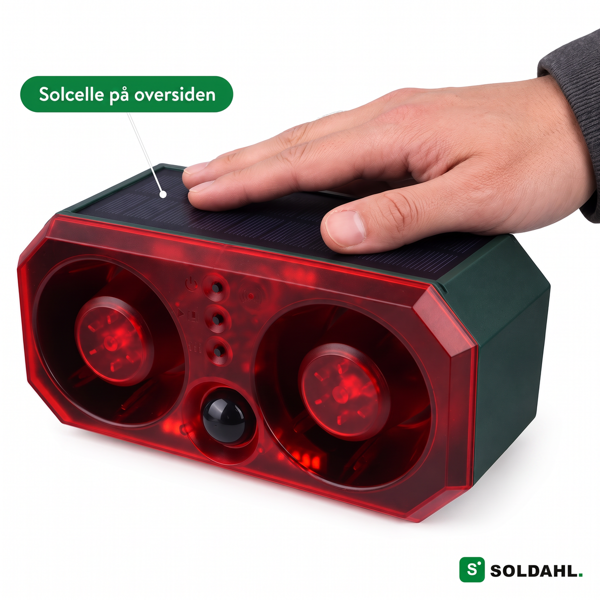 Hånd som hviler på solcellen på toppen av Vildro med to røde hornhøyttalere og sensor