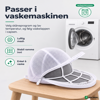 Caps i Kepsform-ramme og meshpose ved siden av en vaskemaskin, skånsomt program