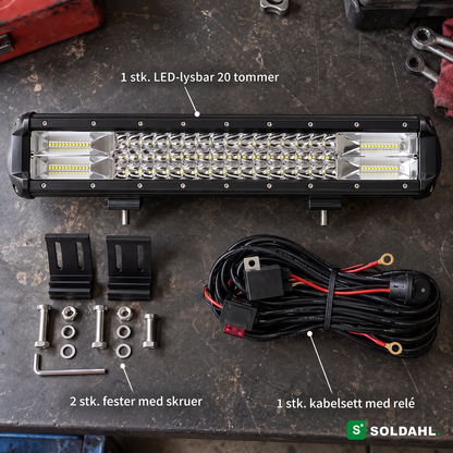 Dette følger med: LED-lysbar, to fester med skruer og kabelsett med relé