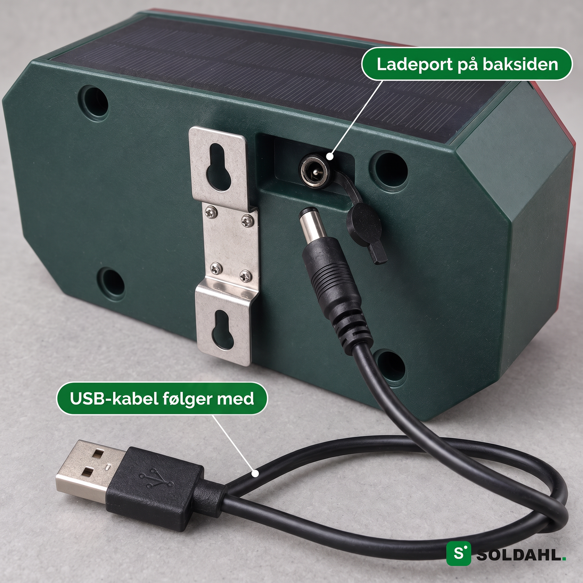 Ladeporten på baksiden av Vildro med den medfølgende USB-kabelen
