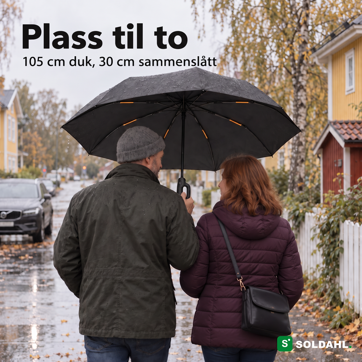 To voksne går sammen under en Stormparaply i en regnfull villagate