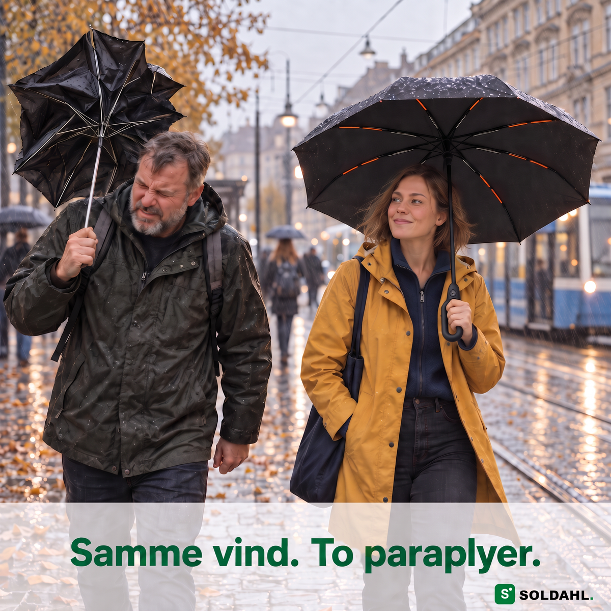 Mann med ødelagt paraply og kvinne med Stormparaplyen i en vindfull gate i regnet