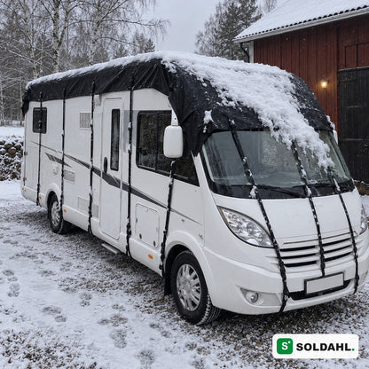 Taktrekk med snø på bobil om vinteren
